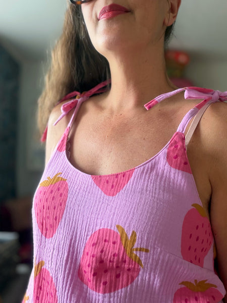 Blus med tunna axelband, rosa med jordgubbar