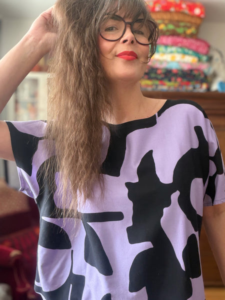 Boxig blus i lila & svart