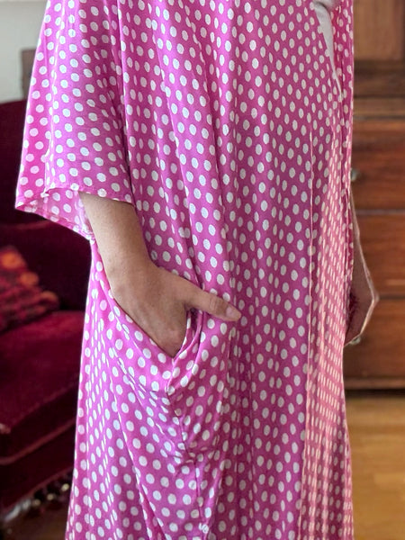 Extra långt sjok / kaftan, cerise med prickar