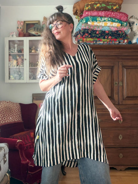 Oversized klänning i randigt svartvitt