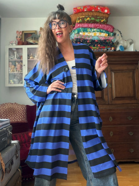 Gos-sjok / kaftan i collagetyg, svart & blårandigt