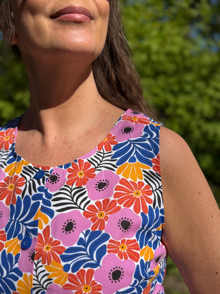 Ärmlös blus med färgglada blommor
