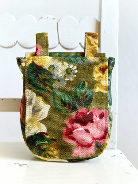 Bältesväska med stora rosor