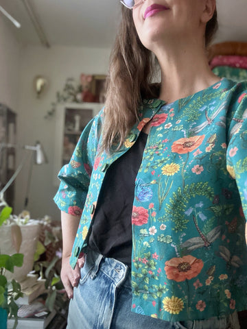 Blusjacka petrol med blommor & insekter