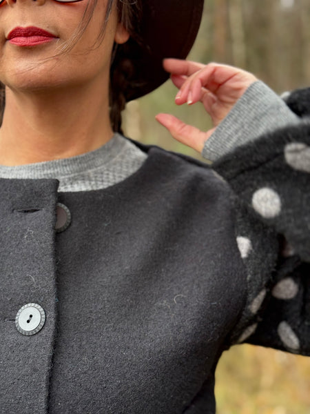 Kort jacka i svart ull med prickiga ärmar