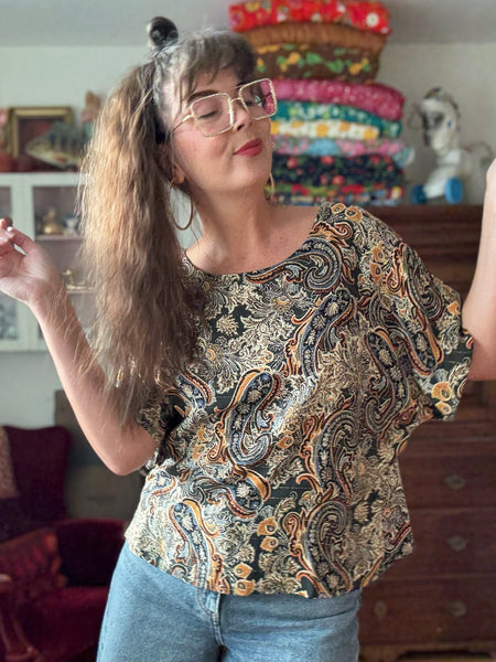 Boxig blus i grön paisley med guld