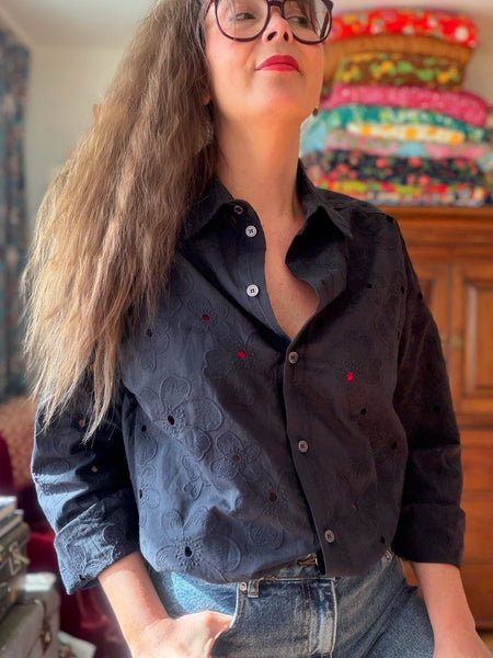 Skjorta i svart brodyr