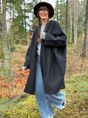 Svart ullkappa i kaftanmodell
