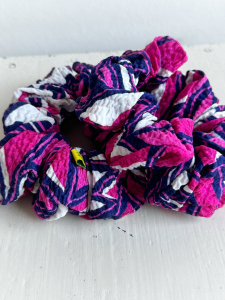 Scrunshie med cerise mönster