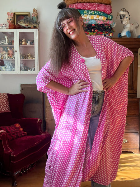 Extra långt sjok / kaftan, cerise med prickar
