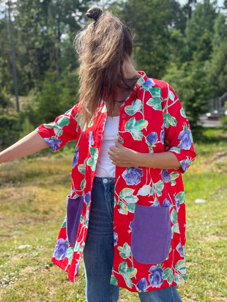 Städrock i återbrukat rött med lila rosor.