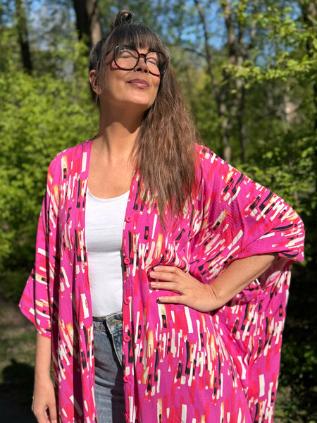 Sjok / kaftan med knappar, cerise med grafiskt mönster