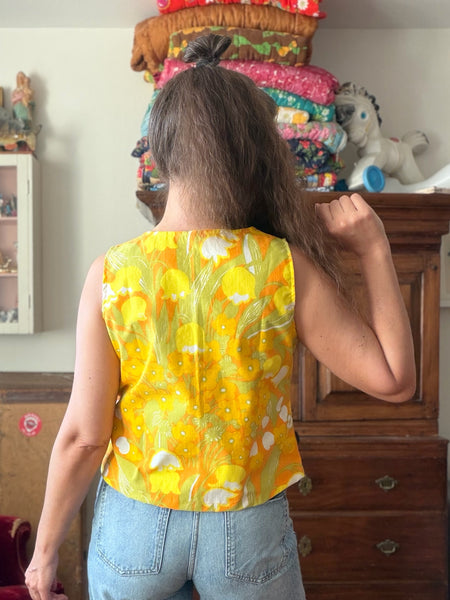 Ärmlös blus i lejongult vintagetyg