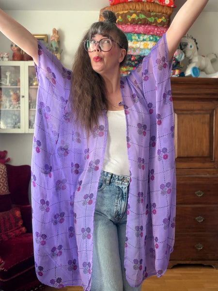 Sjok / kaftan av återbrukat tyg i lila nyanser