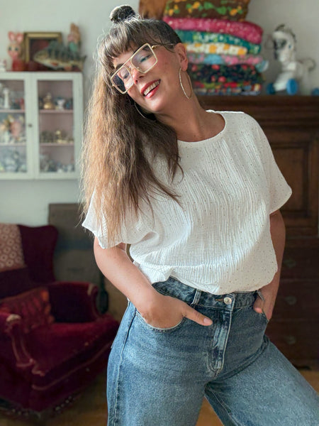 Vit boxig blus med guldprickar