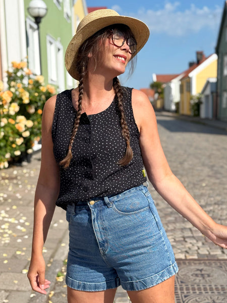 Ärmlös blus, svart med vita prickar