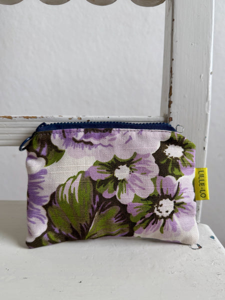 Börs med stora lila blommor