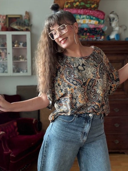 Boxig blus i grön paisley med guld