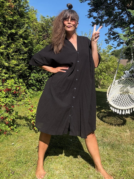 Sjok / kaftan med knappar hela vägen, helsvart