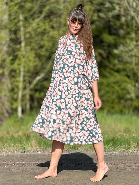 Vid klänning, petrol med blommor