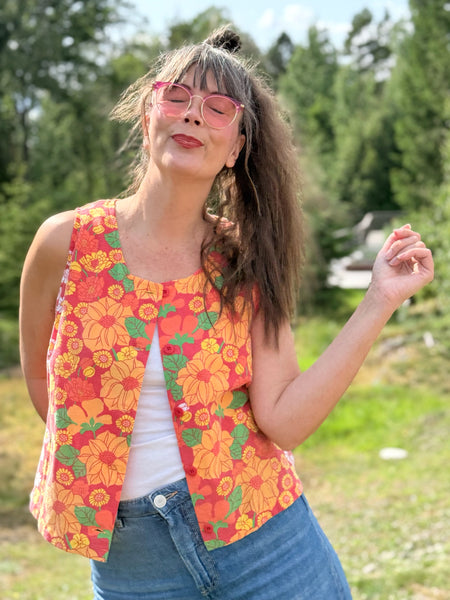 Ärmlös blus i färgglatt vintagetyg