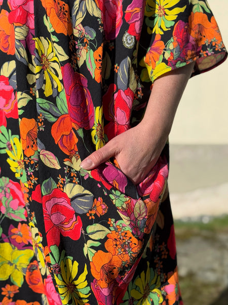 Sjok / kaftan med knappar, svart med blommor