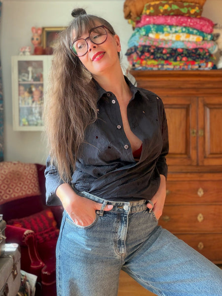 Skjorta i svart brodyr