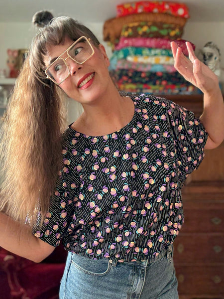 Blus i boxig modell med mönster i lila & guld