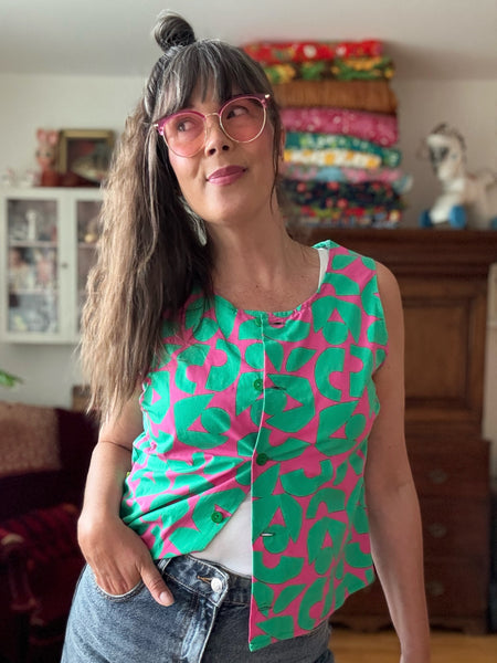 Ärmlös blus i cerise & grönt