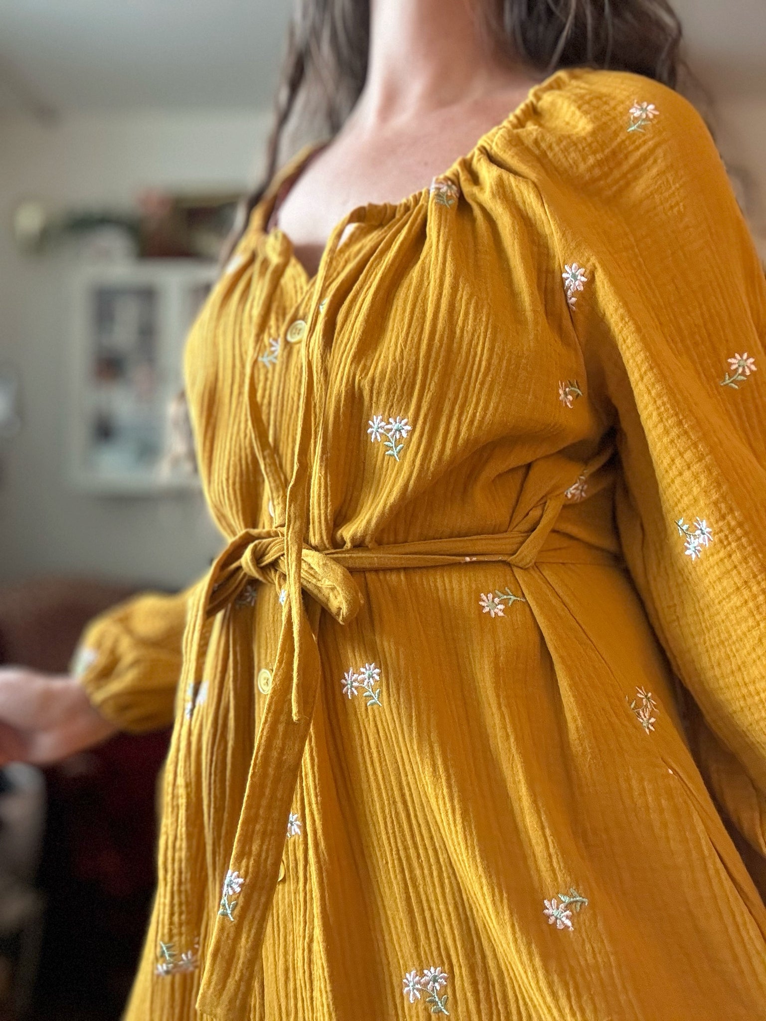 Långklänning med knappar, gul med broderier