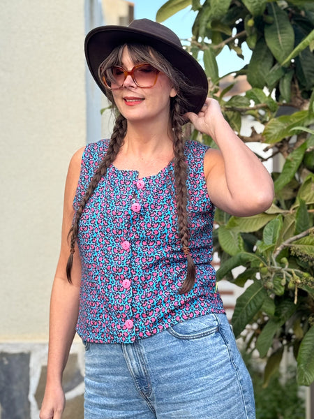 Ärmlös blus i färgglatt leopardmönster