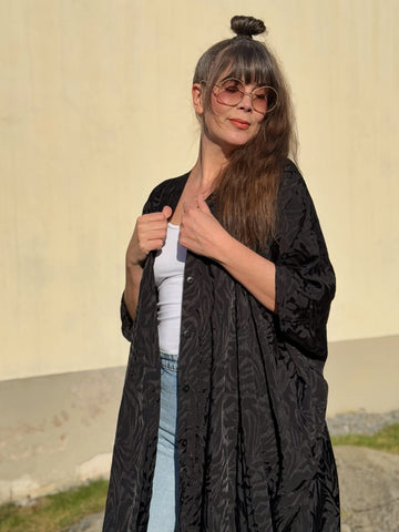 Sjok / kaftan med knappar & i svart jacquard