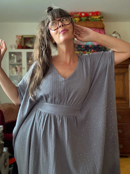 Spektakel / kaftanklänning grå med guldprickar. 2:a sortering