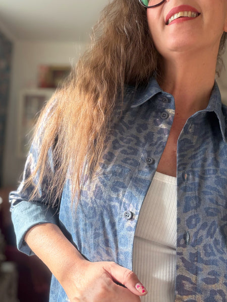 Skjorta i skimrande leopardmönster