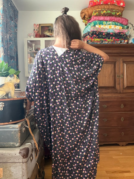 Extra långt sjok / kaftan i viskos med guld & lila blommor