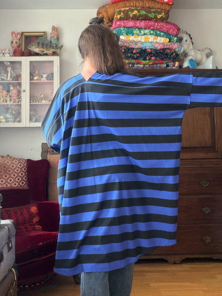 Gos-sjok / kaftan i collagetyg, svart & blårandigt