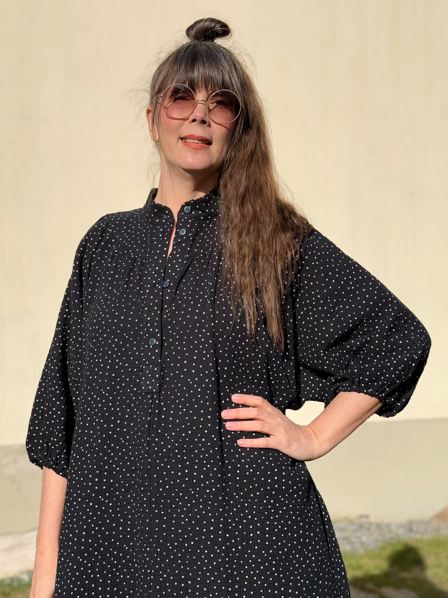 Vid klänning, svart med små vita prickar