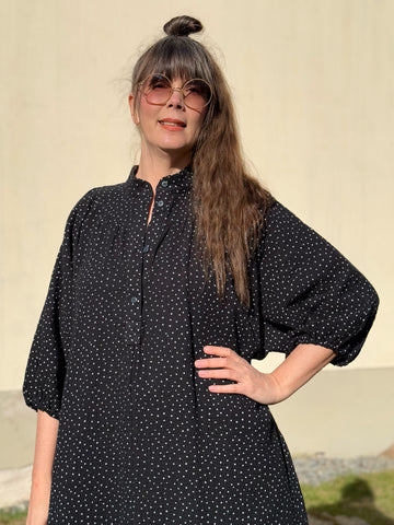 Vid klänning, svart med små vita prickar