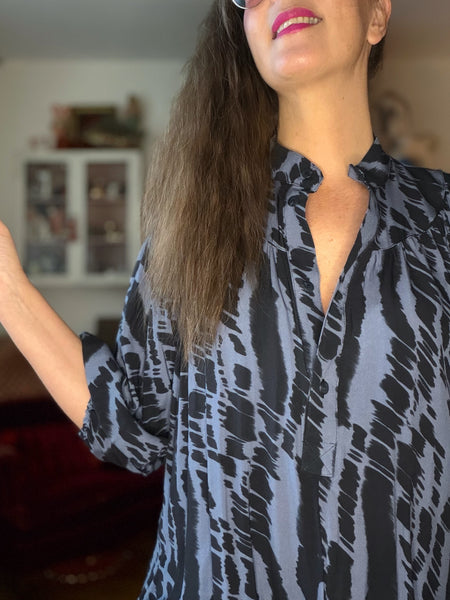 Vid klänning i blått & svart