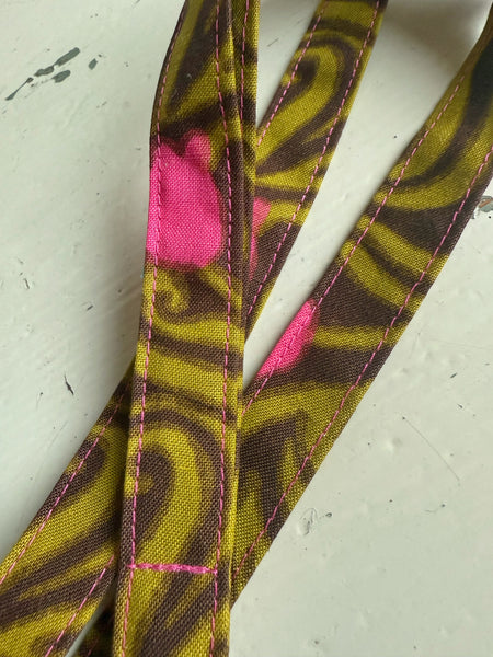 Nyckelband i brunt vintagetyg