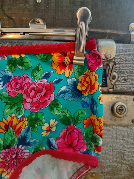 Trosor med färgglada blommor