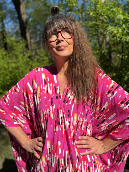 Sjok / kaftan med knappar, cerise med grafiskt mönster