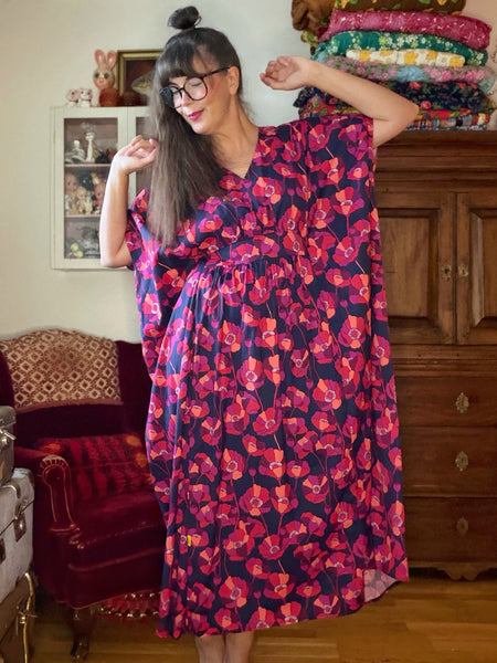 Spektakel / kaftanklänning mörkblått med blommor