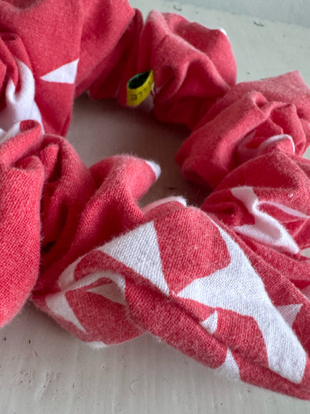 Scrunshie i rött vintagetyg