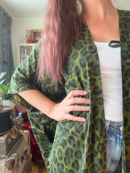 Sjok / kaftan i grönt leopardmönster