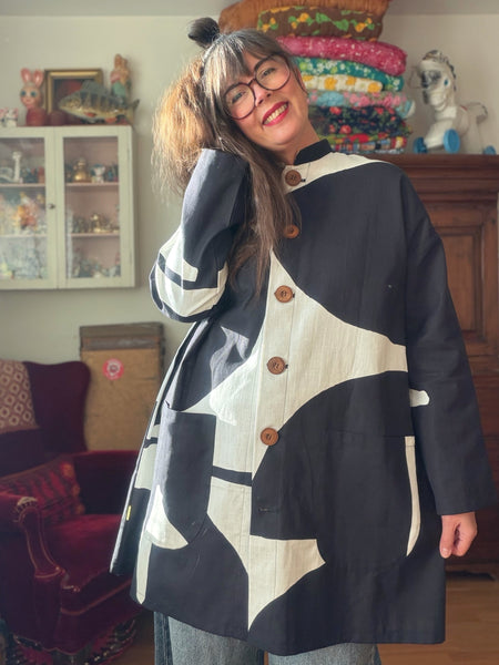 Kappa i återbrukat svartvitt tyg. Stl L