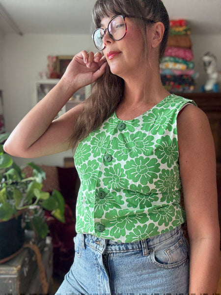 Ärmlös blus i vintagetyg med gröna blommor