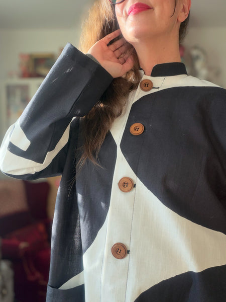 Kappa i återbrukat svartvitt tyg. Stl L