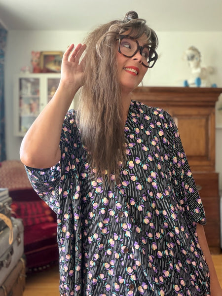Sjok / kaftan med knappar, svart med lila & guld