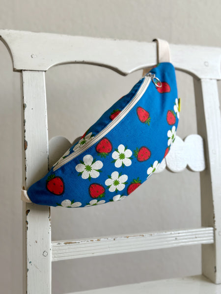 Magväska med jordgubbar